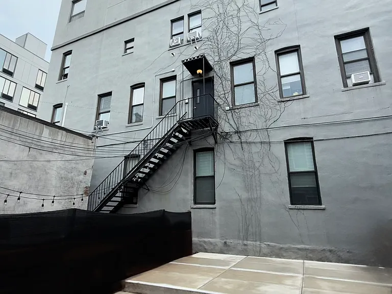 712 Lorimer St #1R — Photo 10