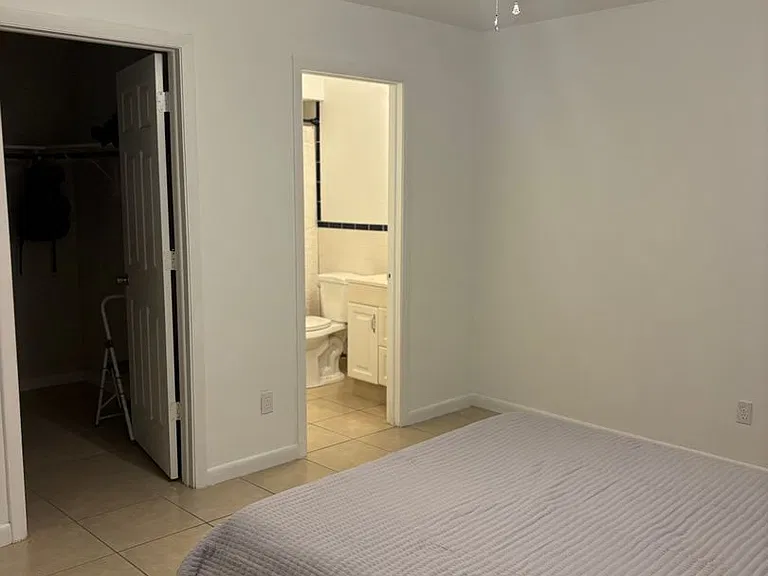 1015 SW 48th Ter — Photo 8