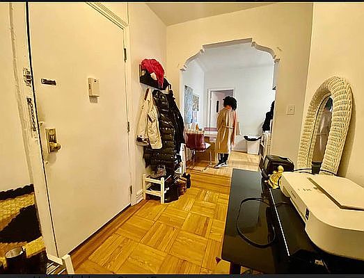 5th image of 33 Crooke Ave #4L