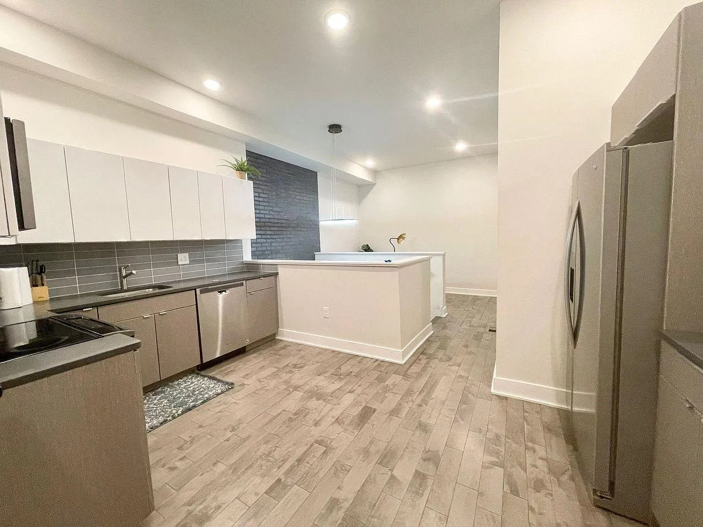 2 bed, 1200 sqft, $2,100 — Photo 3