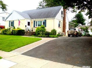 90 Driving Park Ave, Lynbrook, NY 11563
