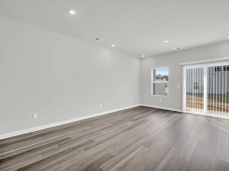246 Arnette Dr — Photo 2