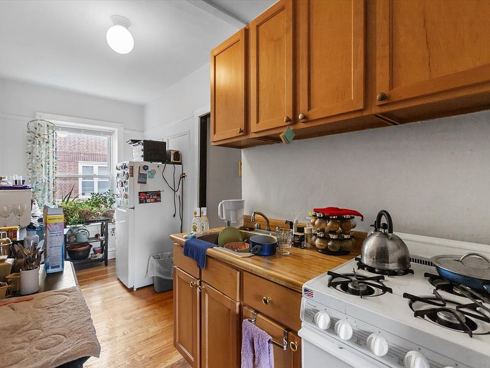 1st image of 658 W Oakdale Ave APT 3B