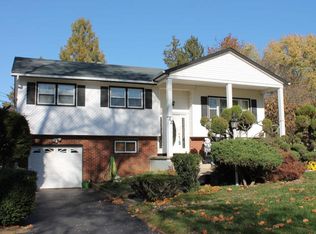 22 Chaucer Rd, Manalapan, NJ 07726