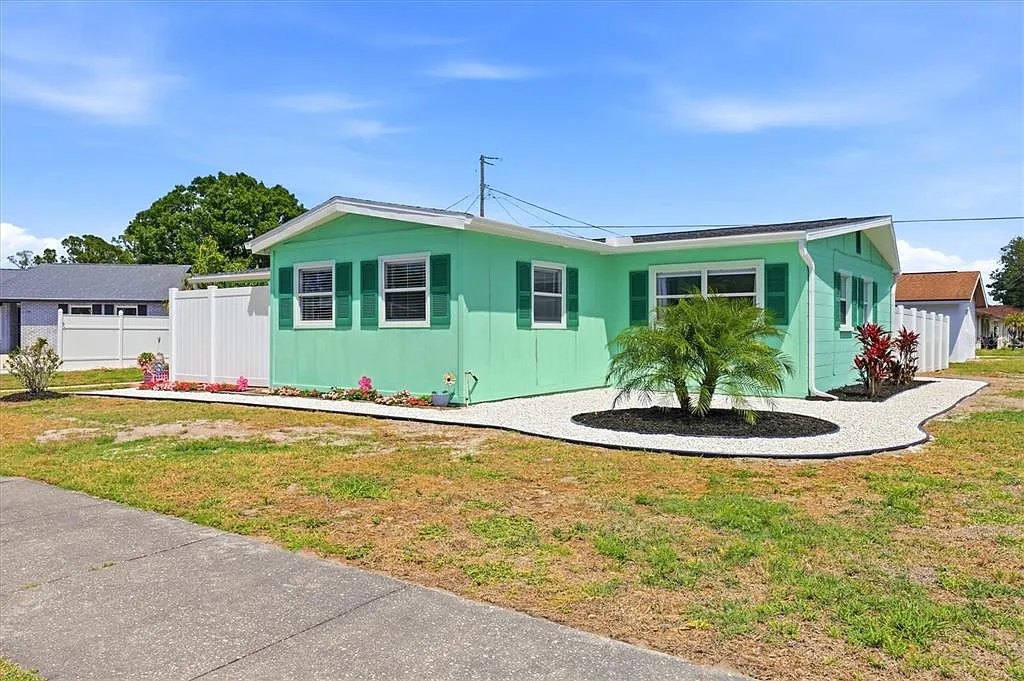 2 bed, 1.0 bath, 1100 sqft, $2,600 — Photo 1