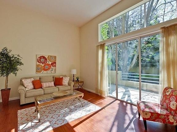 4th image of 440 Galleria Dr APT 1