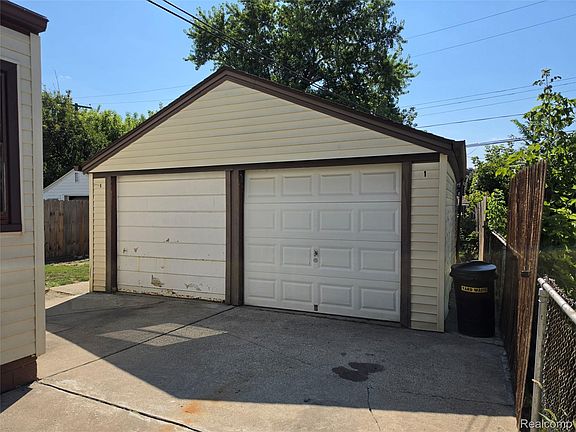 4th image of 4930 Campbell St