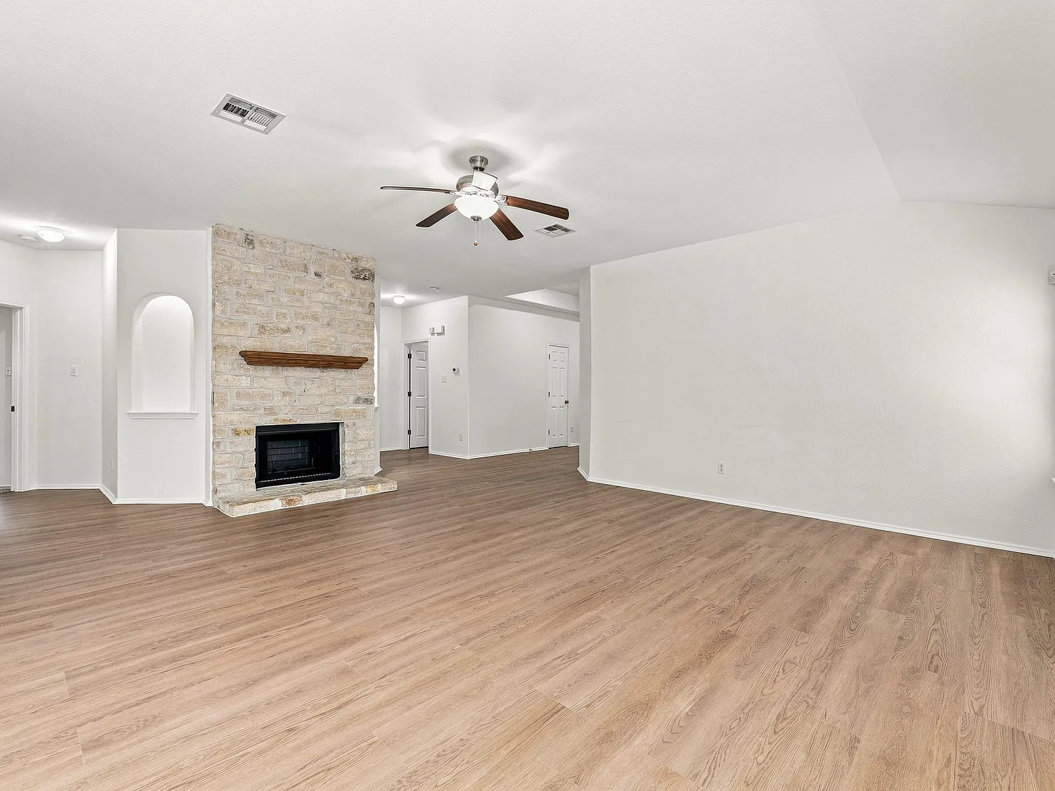 4 bed, 2270 sqft, $2,400 — Photo 4