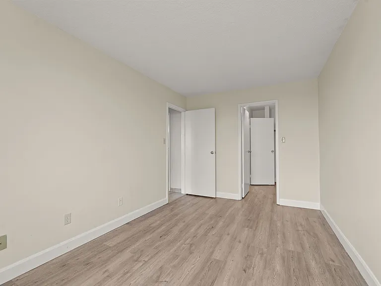 234 Erie St S — Photo 17