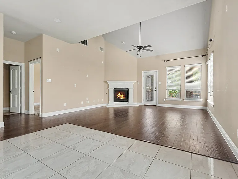 604 Darby Ln — Photo 20