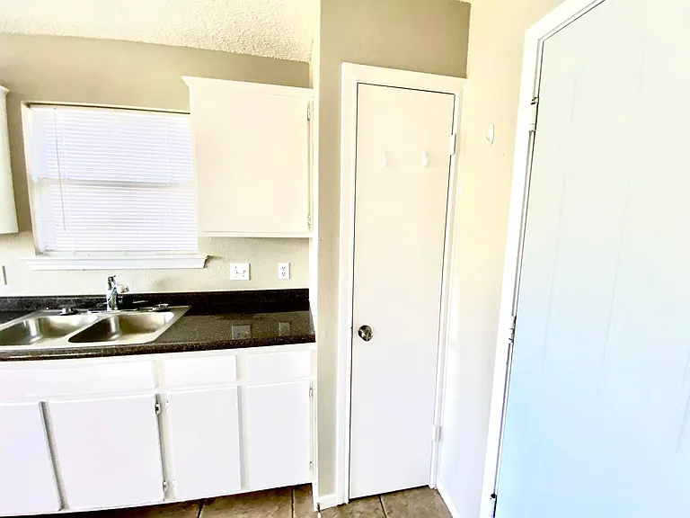 1703 Sylvia Ln — Photo 15
