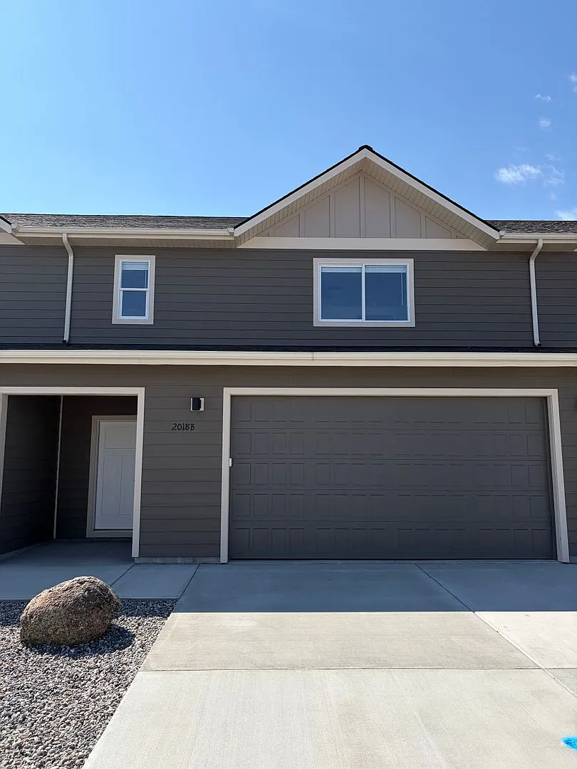Brand New 3 Bed 2.5 Bath with double attached garage in Belgrade — Photo 1