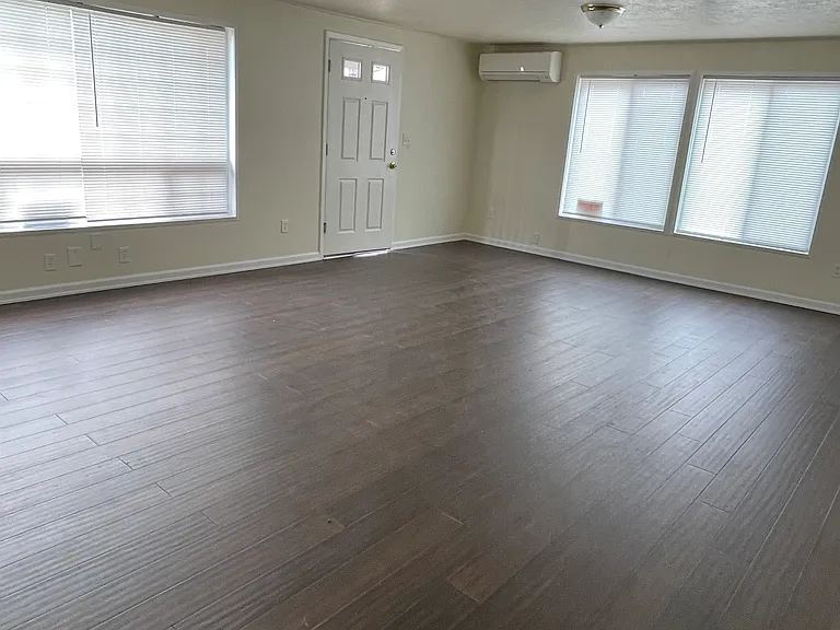 140 W 2nd Ave — Photo 2