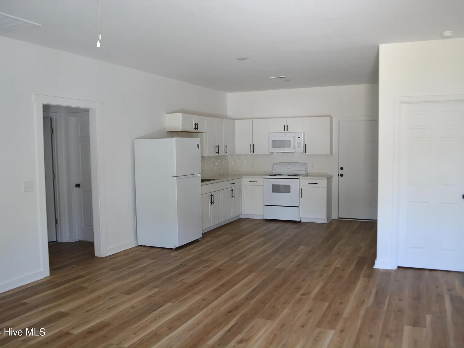 3 bed, 2.0 bath, $1,700 — Photo 3