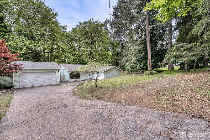4th image of 7924 Ohana Place NE