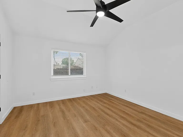 1313 Homestead St — Photo 8