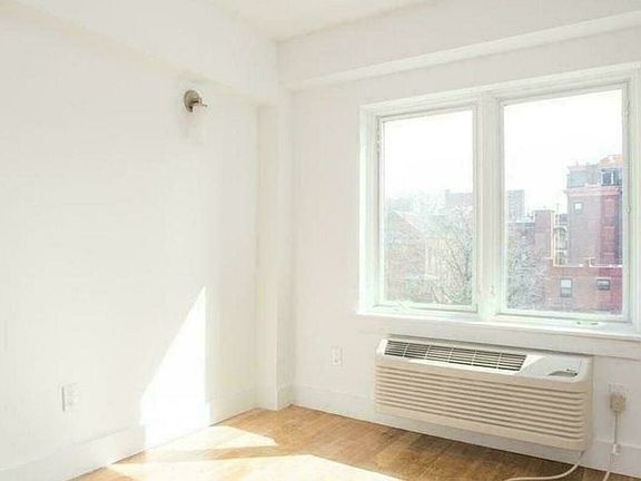 4th image of 588 Myrtle Ave #306