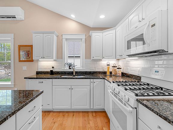 4th image of 375 Pride Street #32