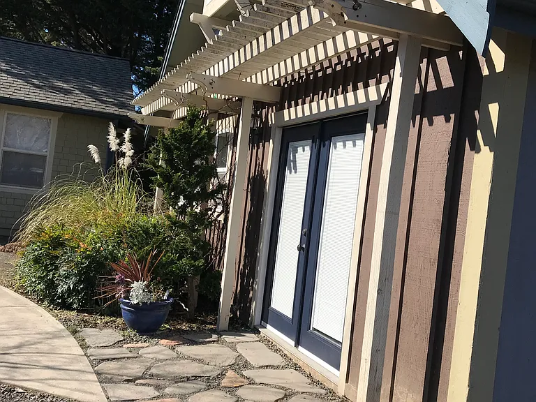 530 NE Ryen St #B — Photo 6