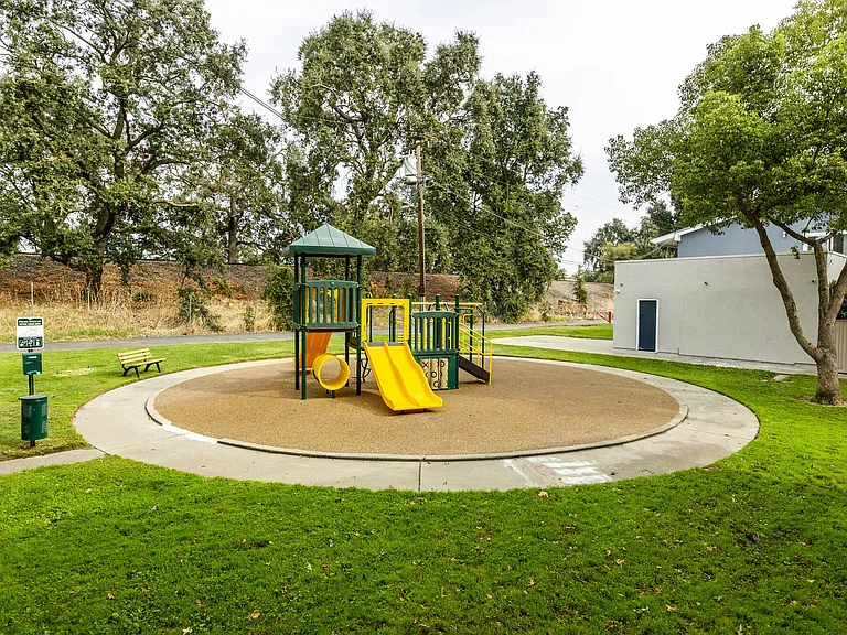 Meadowbrook Apartments — Photo 16