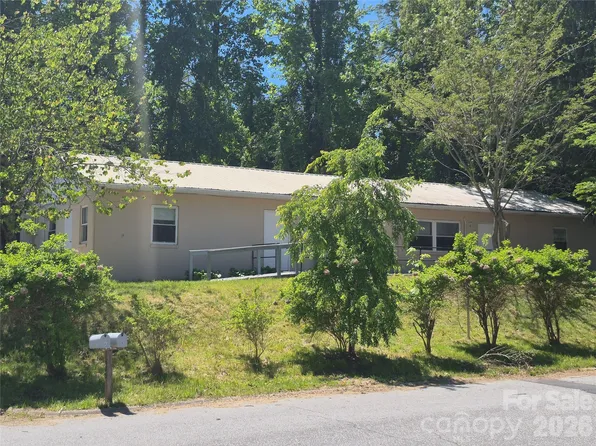 1745 Meadowbrook Ter, Hendersonville, NC 28791