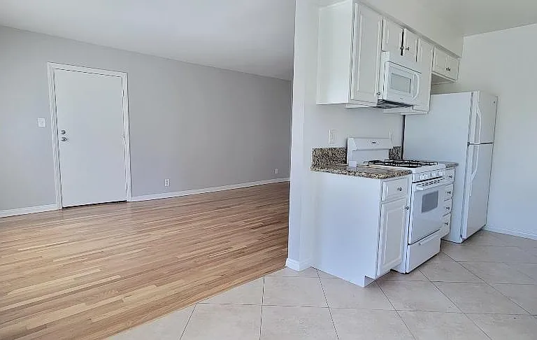 1802 N Wilton Pl — Photo 6