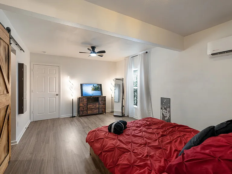 1318 Edison Dr — Photo 7
