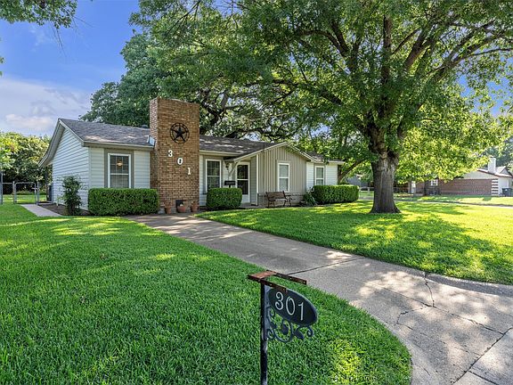 2nd image of 301 Dee Ln