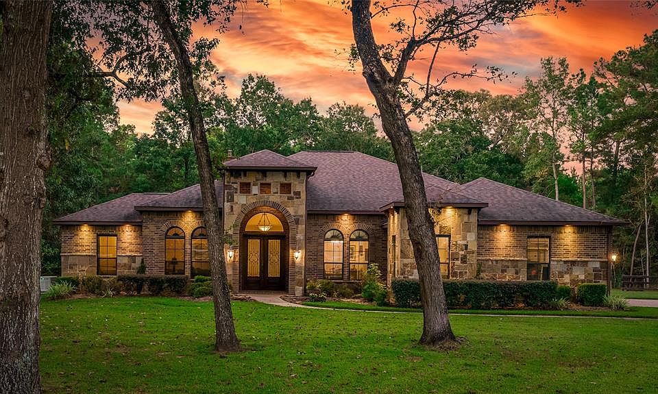 Welcome to 12310 Pin Oak Drive