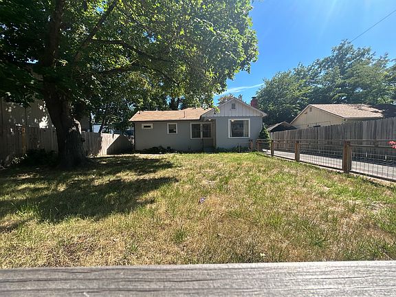 2nd image of 215 SW Rogue River Ave