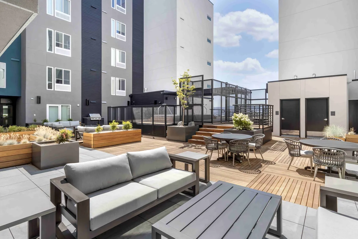 Outdoor Community Courtyard - The Edison