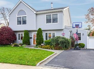 43 Primrose Ln, Levittown, NY 11756