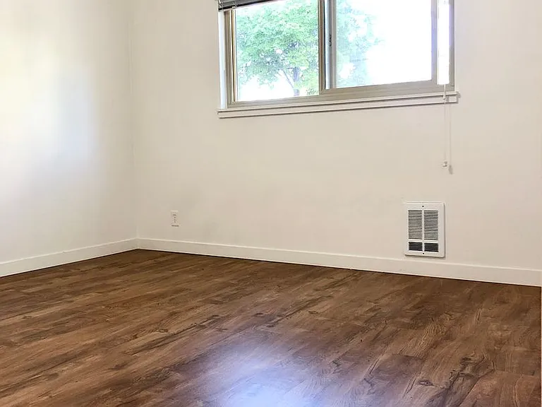 North Towne Manor — Photo 16