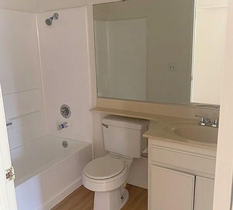 5th image of 1931 Overland Ave #104