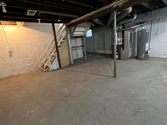 4th image of 591 Sanford Ave