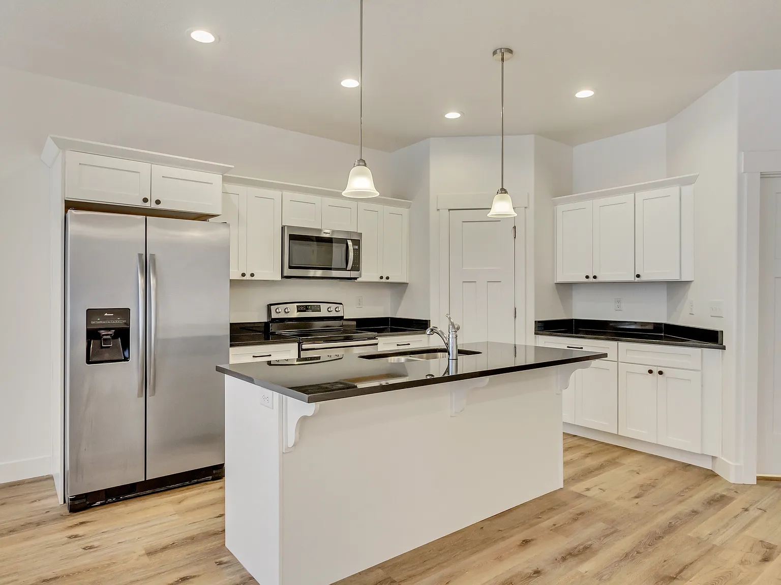 5 bed, 3.5 bath, 2296 sqft, $3,199 — Photo 3