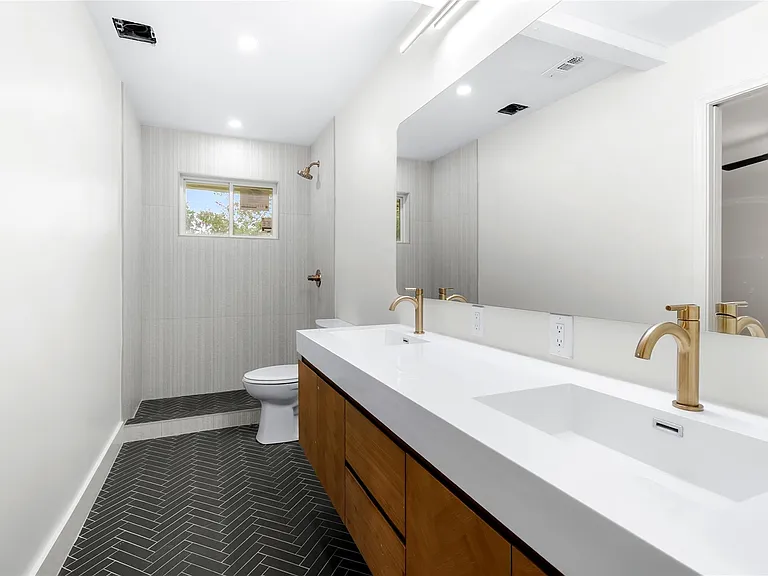 1403 Creekview Dr — Photo 11