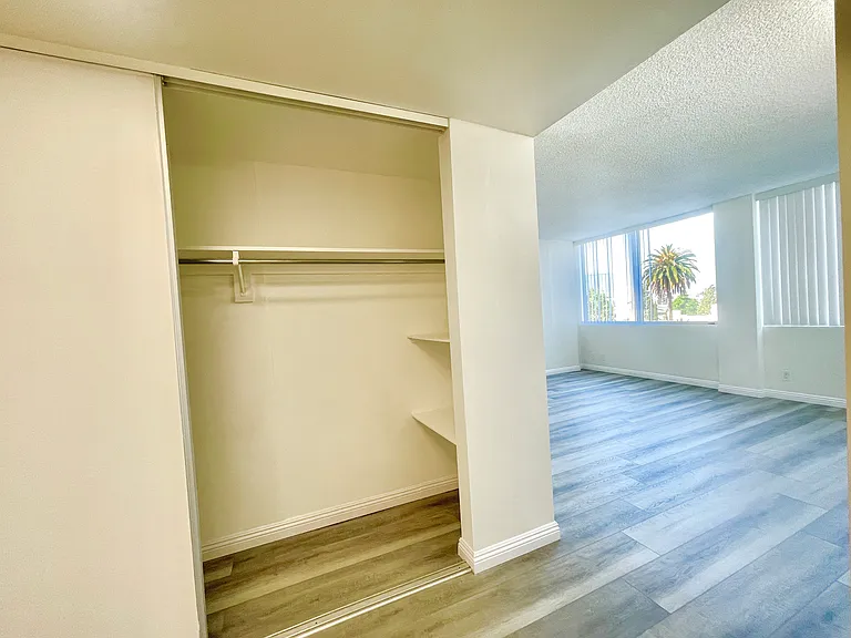 Occidental Towers Apartments — Photo 174