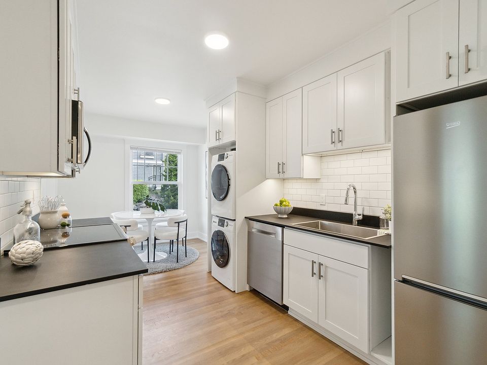 Washer dryer, stainless appliances, lots of counter space