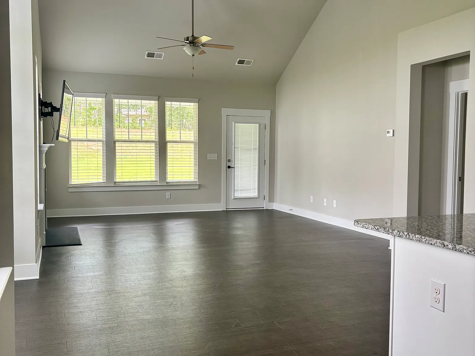 3 bed, 2.5 bath, 2281 sqft, $2,200 — Photo 3