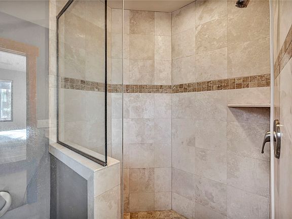 4th image of 868 Rosewood Cir