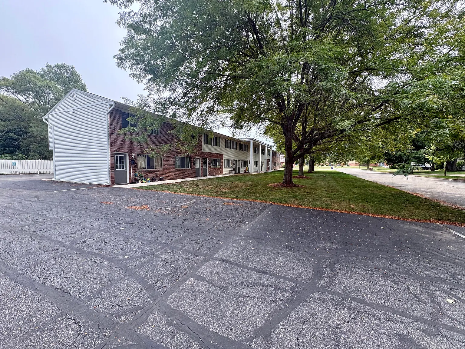 2 bed, $1,100 — Photo 2