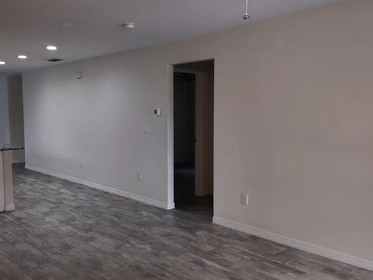 2017 E Davis St — Photo 2