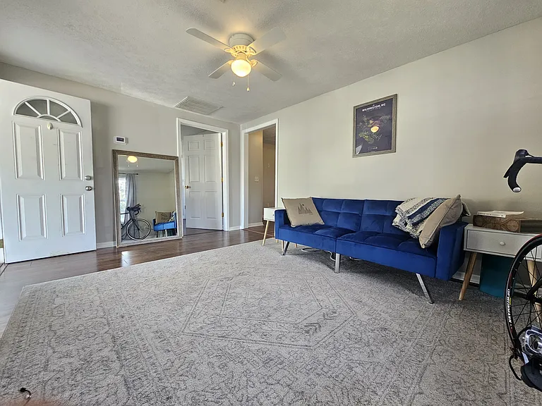 1402 Nun St — Photo 2