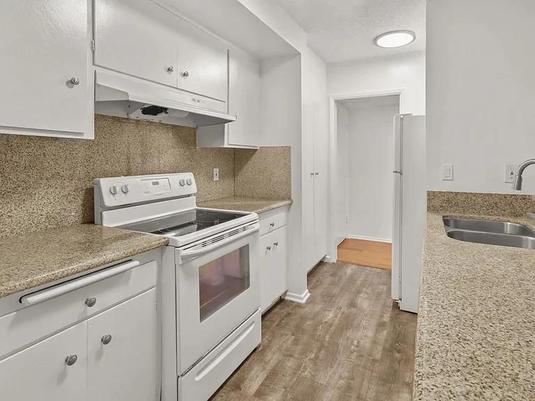 11946 Montana Ave #103 — Photo 7