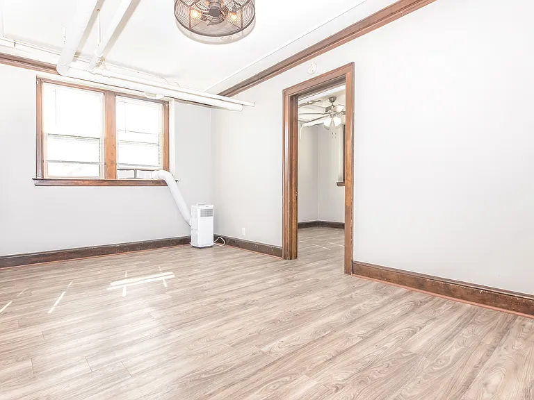 Raymond Apartments — Photo 16