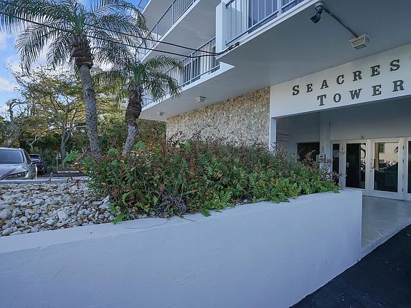 2nd image of 1609 N Riverside Drive #304