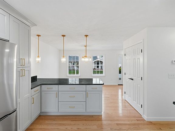 4th image of 38 Colonial Rd