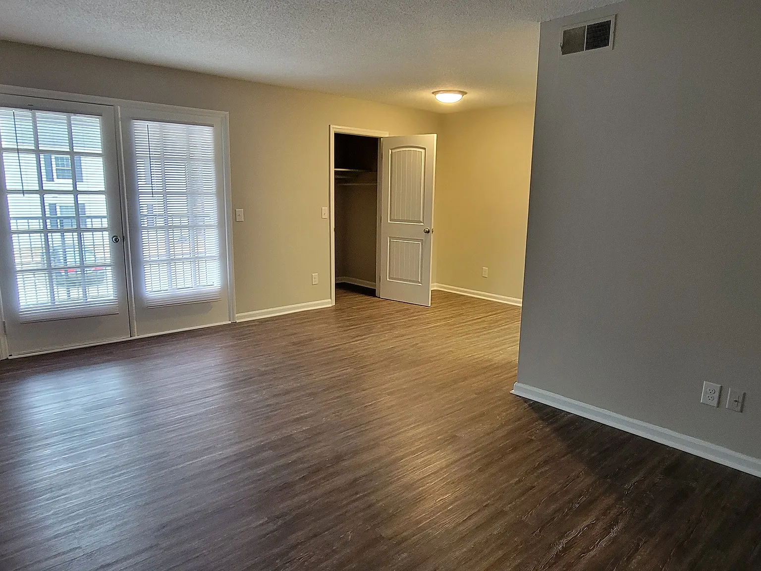 British Lake Manor — Photo 3