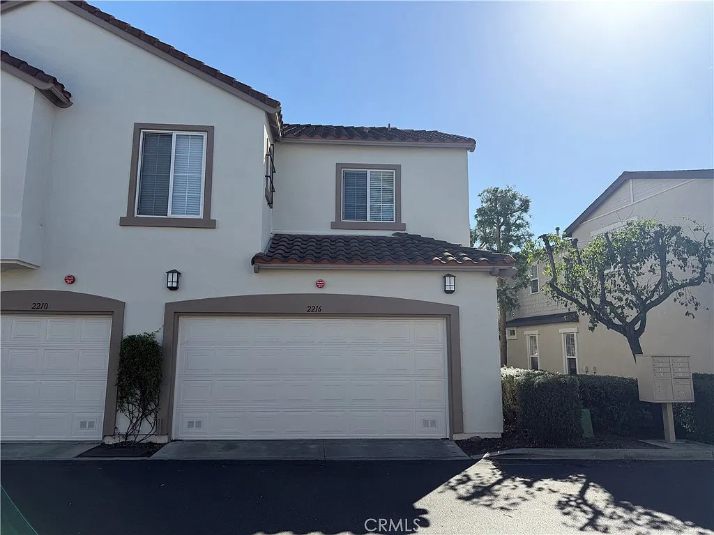 3 bed, 2.5 bath, 1582 sqft, $4,200 — Photo 2